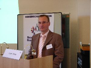 PK Jürgen Polster vom Bayer. Staatsministerium des Innern referiert gekonnt über die Aktion „Verkehrssicherheit Bayern 2006“ und deren Fortführung