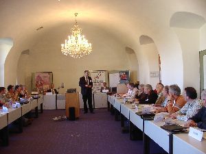 Herr Schr&ouml;der tritt vor das Plenum ...