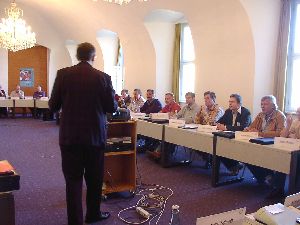 Herr Schr&ouml;der gibt die Arbeitsauftr&auml;ge f&uuml;r die Gruppenarbeiten aus