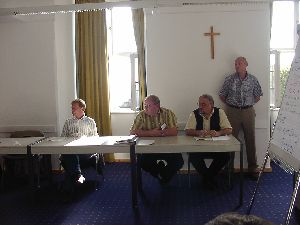 Herr Klinger von der PD Amberg wartet geduldig auf die Ergebnisse