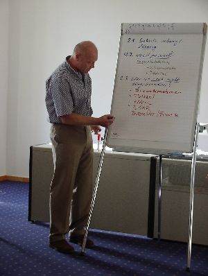 Jetzt schreibt er schon flei&szlig;ig auf der Flipchart &ndash; nach den Angaben der Kollegen