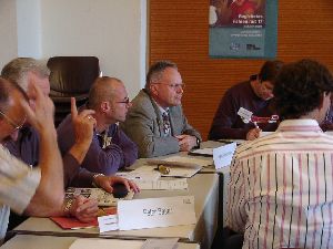 Selbst in der Kleingruppe herrscht Gespr&auml;chsdisziplin und man meldet sich ordentlich