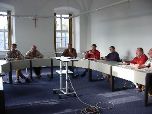 Die Gro&szlig;gruppe im gro&szlig;en Sitzungssaal