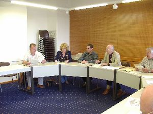 Der Herr &Ouml;VSB links im Bild (neben der einzigen Dame) ist interessant: Hier arbeitet er noch intensiv mit