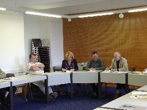 Und hier gibt seine K&ouml;rper- und insbesondere seine Beinhaltung bekannt: Jetzt reicht es, wann endlich gibt es den Kaffee!