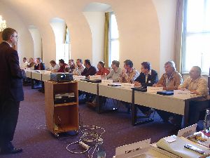 Zuerst die Gruppenberichte, meine Herrn! EPHK Schr&ouml;der h&auml;lt auf Disziplin ...