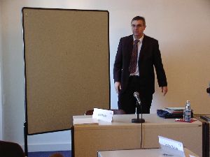 Jetzt ist es aus: Herr Schr&ouml;der r&auml;umt auf und dann fahren er und der Gesch&auml;ftsf&uuml;hrer nach Vierzehnheiligen &ndash; zum Wallfahrten, weil&rsquo;s so gut geklappt hat. Und au&szlig;erdem war da noch eine F&uuml;rbitte, dass wir in 2 Jahren wieder kommen d&uuml;rfen, nach Banz im sch&ouml;nen Frankenland.