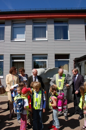 Halt, der Herr Minister bekommt vom Geschäftsführer der GA, Walter Schwab, noch ein Sicherheitstrapez umgehängt, das muss sein.