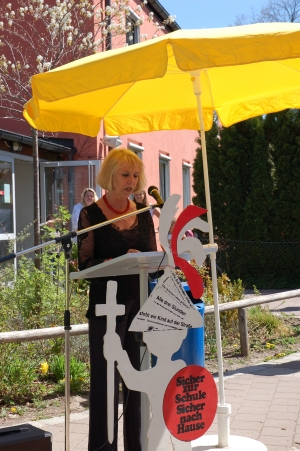 Dorothee Halfbrodt, die Rektorin der Schule, begrüßt die Gäste und erklärt das Sicherheitskonzept der Schule für eine sicheren Schulweg, nämlich die Fahrt in die Schule und zurück nach Hause mit dem Bus auf Füßen