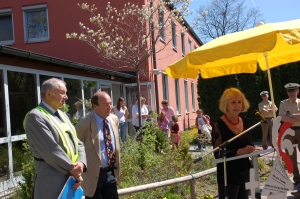 Aufmerksam hören der Minister und der Pressesprecher der GA den Ausführungen der kompetenten Rektorin zu.