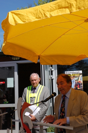Der Pressesprecher der GA, Hanns-Dieter Krais, erklärt, wie der „Bus auf Füßen“ funktioniert.