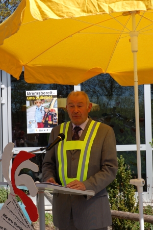 Staatsminister Dr. Günther Beckstein beginnt mit dem Dank an die Schulleitung und an die Verantwortlichen der Gemeinschaftsaktion.