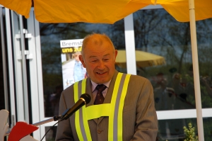 Hier wendet sich der Minister an die Kinder – man sieht es an der freundlichen Miene.