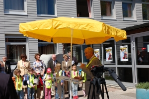 Dieser Finger gilt nicht den Kindern, sondern den zahlreich erschienen Pressevertretern, dass sie die Botschaft „Nehmt Rücksicht auf die Schwächsten im Straßenverkehr, auf die Kinder“ ja laut und deutlich auf ihren Sendern und in ihren Zeitungen in die Öffentlichkeit tragen.