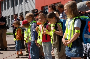 Die Kinder sind so weit – die Fahrt im „Bus auf Füßen“ kann beginnen.