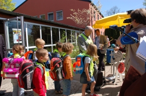 Halt, nur noch schnell ein Bild für die Abendschau des Bayerischen Fernsehens. Übrigens: So viele Rundfunk-, Fernseh- und Zeitungsreporter waren noch nie da auf einer Pressekonferenz der GA. Wahrscheinlich waren sie neugierig auf den „Bus auf Füßen“ und natürlich auf die Kinder von der Feldbergschule.