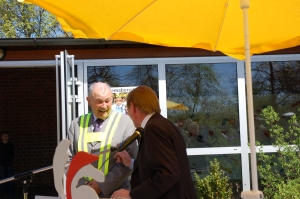 Der Geschäftsführer der GA, Walter Schwab, erklärt dem Minister „wo es lang geht“ – aber natürlich nur in Bezug auf den „Bus auf Füßen“