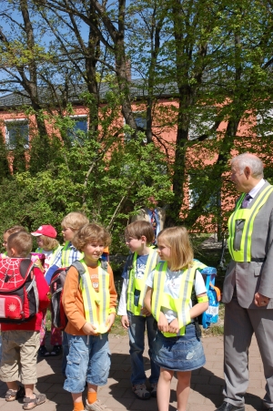 Hallo, Kinder, seid ihr fertig? Dann kann es losgehen.
