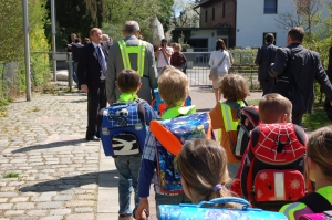 Auszug aus dem Schulhof. Wenn nur die jeweils anderen Reporter nicht ständig im Bild herumhüpften. Na ja, jeder will halt die Kinder mit dem Herrn Minister fotografieren.