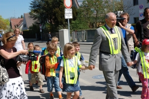 Hier „fahren“ die Kinder als „Bus auf Füßen“ in ordentlichen Zweierreihen mit dem „Fahrer“ an der Hand auf der Feldbergstraße nach Hause.