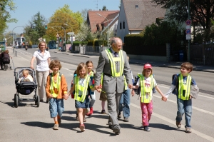 Das ist nicht die richtige Ordnung im „Bus auf Füßen“ – nur wegen den Fotografen haben die Kinder die Zweierreihen aufgelöst und laufen nebeneinander, damit sie alle auf das Bild kommen.