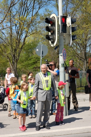 Es ist zwar noch nicht grün, aber das grüne Männchen muss jeden Augenblick kommen.