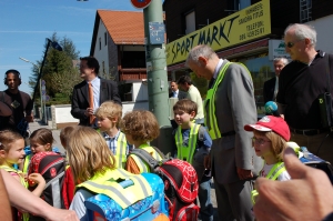 Schon sind sie auf der anderen Straßenseite. Da haben die Kinder und die vielen Reporter fast keinen Platz.
