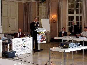 Herr Schröder bei der Eröffnung der nachmittäglichen Veranstaltung für die ÖVSB von Mittelfranken und Schwaben