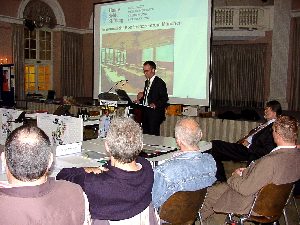 Herr Karl Heinz Keil, der uns sehr gewogene Refrent der Hanns-Seidl-Stiftung, stellt für die Mittelfranken und Schwaben gekonnt die Aktivitäten seiner Organisation vor ...