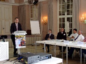 Rainer Salz von der Landesverkehrswacht Bayern bei seinem Grußwort ...