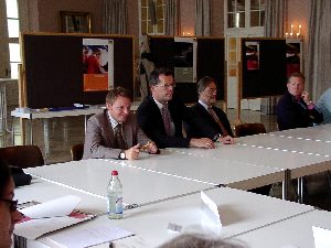 Weitere Ehrengäste mit Grußadressen: Links von Herrn Salz der Institutsrektor Markus Wörle vom Seminar Bayern und rechts von Herrn Salz der Umweltreferent des ADAC-Süd, Herr Nikolaus Dezasse