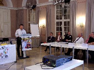 Peter Geck, ÖVSB der Landeshauptstadt München, erläutert gekonnt den Unterschied zwischen einem „gefährlichen Schulweg“ und einem „besonders gefährlichen Schulweg“