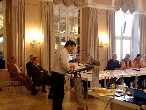 Nach seinen praxisorientierten Ausführungen ist allen klar, dass dies eine jeweils Einzelentscheidung des ÖVSB unter Einbeziehung aller besonderen Umstände wie Gehwegbreite, Verkehrsaufkommen usw. sein muss