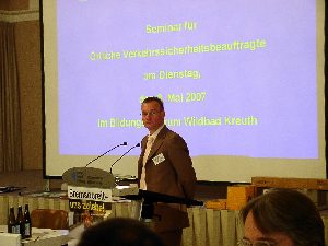 Ebenso gekonnt und professionell wie am Vormittag führt er durch die Thematik „Sicher und Fair im Straßenverkehr“