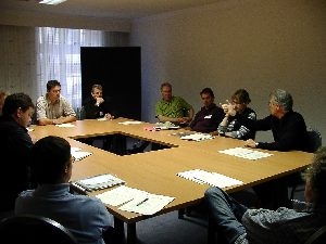 Die Gruppe 2 im Seminarzimmer gegenüber dem Festsaal, eifrig und interessiert bei der Arbeit