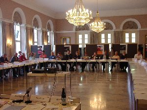 Nochmals ein Blick ins Plenum – es scheinen alle zufrieden zu sein mit den Ergebnissen der Gruppenarbeit und den Referenten