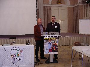 Hubert Schröder vom Staatsministerium des Innern mit Heinz Dörr vom Polizeipräsidium Mittelfranken, der dieses Mal die Teilnehmer der mittelfränkischen Polizeiinspektionen besonders betreut hat