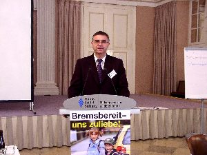 Erster Polizeihauptkommissar (EPHK) Hubert Schröder ist offensichtlich zufrieden mit dem Seminar ...