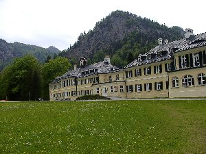 Blick auf das Bildungszentrum mit den Blaubergen im Hintergrund