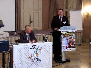 Hubert Schröder, Staatsministerium des Innern, freut sich, den Leiter des Bildungswerks der Hanns-Seidel-Stiftung, Herrn Helmuth Stock begrüßen zu können