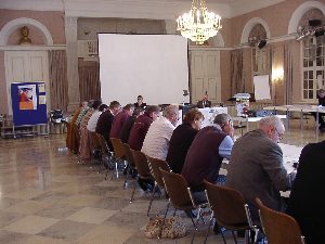 Entsprechend aufmerksam hören die Teilnehmer den gekonnten Ausführungen des Leiters des Bildungswerks zu.