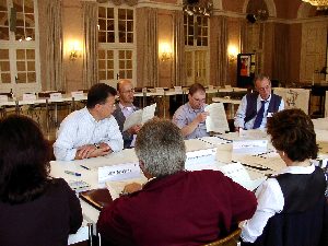 Hier wird versucht, den gefährlichen Schulweg vom besonders gefährlichen Schulweg zu unterscheiden. Wenn es nicht gelingt, macht es auch nichts. Der Peter Geck hält später ein Kurzreferat über diese Thematik, dann wissen es alle.