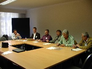 Die Gruppe um Franz Holzer von der PD Weilheim und Karl-Heinz Greiser von der PD Rosenheim in regem Gedankenaustausch