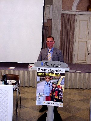 Sehr gekonnt und professionell referiert Herr Polster über die Inhalte, Schwerpunkte und Ziele der Aktion „Sicher und Fair im Straßenverkehr“