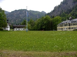 Ein Blick zurück auf das Seminargebäude, die Kirche und das Wirtshaus in Wildbad Kreuth