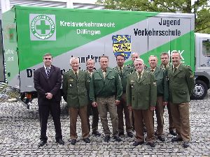 Die Vertreter der Polizei Straubings mit dem Polizeipräsidenten von Niederbayern / Oberpfalz, Hans Junker, (im Vordergrund) und Herrn Schröder vom StMI (der „schwarze“ Mann)