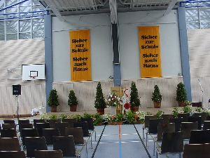 Die besonders schön geschmückte Mehrzweckhalle – noch ist sie leer