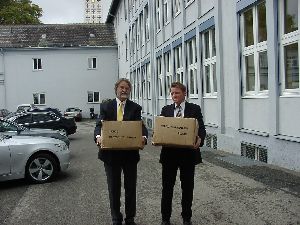 Herr Dezasse vom ADAC holt– zusammen mit Herrn Wörle von der ALP Dillingen – die Sicherheitswesten für die Erstklässler