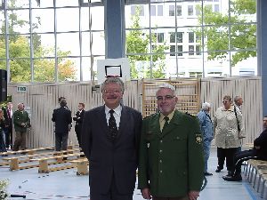 Eine ganz besondere Ehre für die Gemeinschaftsaktion: Polizeipräsident Hans Junker vom Polizeipräsidium Niederbayern / Oberpfalz und der neue Regierungspräsident der Regierung von Niederbayern, Heinz Grunwald, freuen sich auf die Kinder und die Ehrengäste