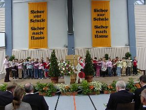 An den Köpfen im Vordergrund sieht man es – jetzt geht es los mit den Kindern der Klasse 2a/3b und mit Akkordeonbegleitung von Frau Kermer